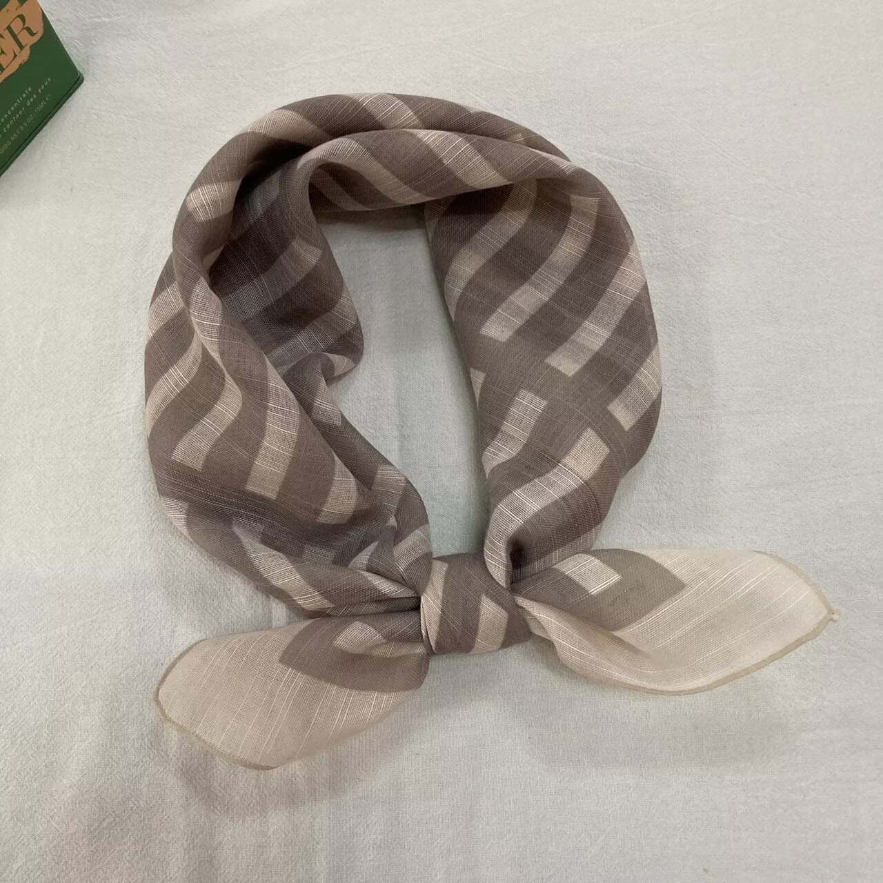 흙빛 회색 줄무늬 16개