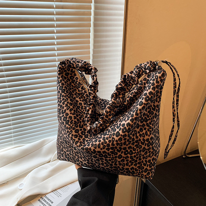 Leopard print women's tote large capacity crossbody bag, 2024 new casual canvas college student fashion class bag_voghion.com