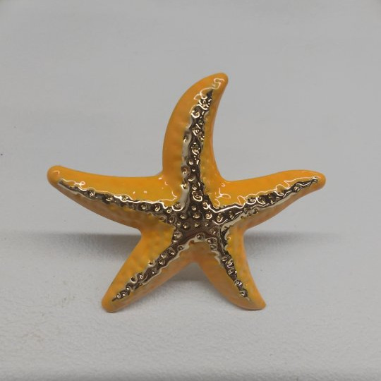 Bague pour femme, style bohème chic, ornée d'une étoile de mer plissée et d'un motif goutte d'huile, à l'index. Un bijou raffiné et sophistiqué._voghion.com