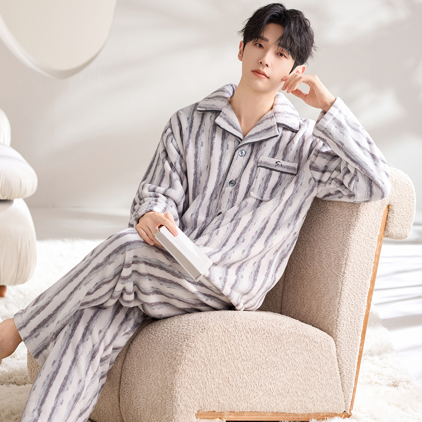 Pijama de pareja de coral de veludo de coral de cautiverio y invierno de veludo de franela gruesa se puede usar con un conjunto de cardigan.