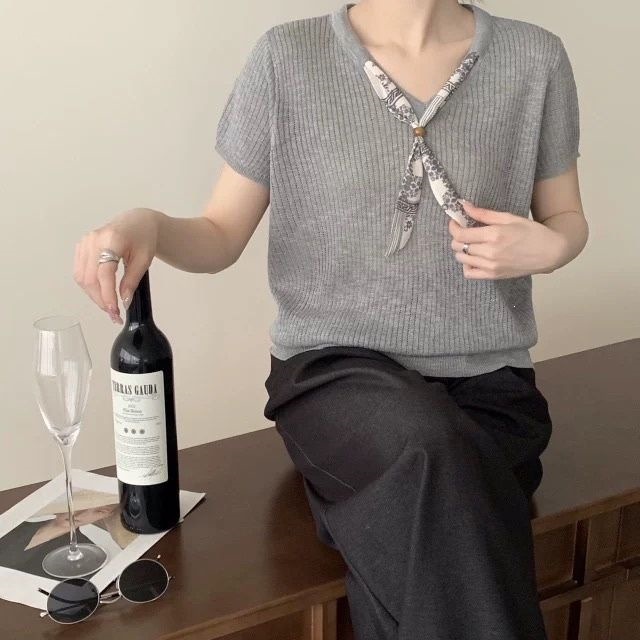 Áo thun nữ cổ V tay ngắn phối khăn lụa ren, chất liệu băng lụa mỏng mát mùa hè — màu đen, màu sắc, màu xám chi tiết 5