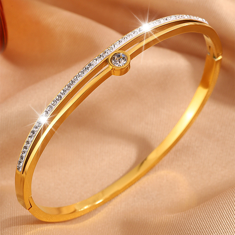 Brazalete de acero de titanio de moda simple de estilo femenino con diamantes de alto nivel de sensación abierta coronas de barro brazalete joyas al por mayor