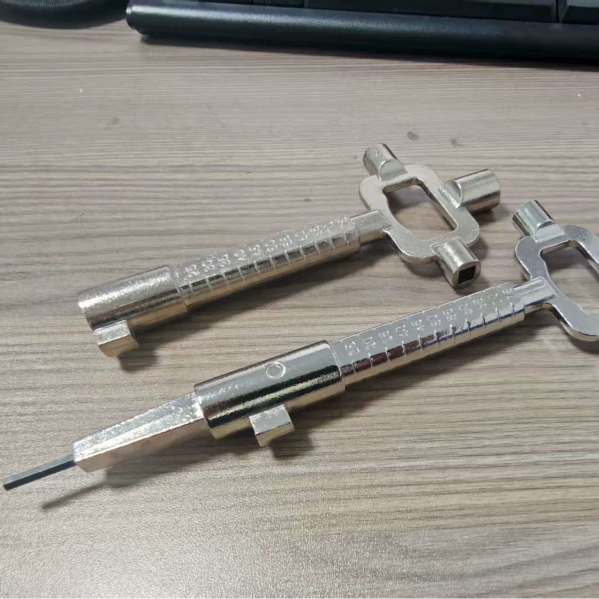 Инструменты для установки дверей и окон, инструменты для проверки корпусов замков, инструменты для проверки оконных ручек, гаечные ключи, открывалки для бутылок