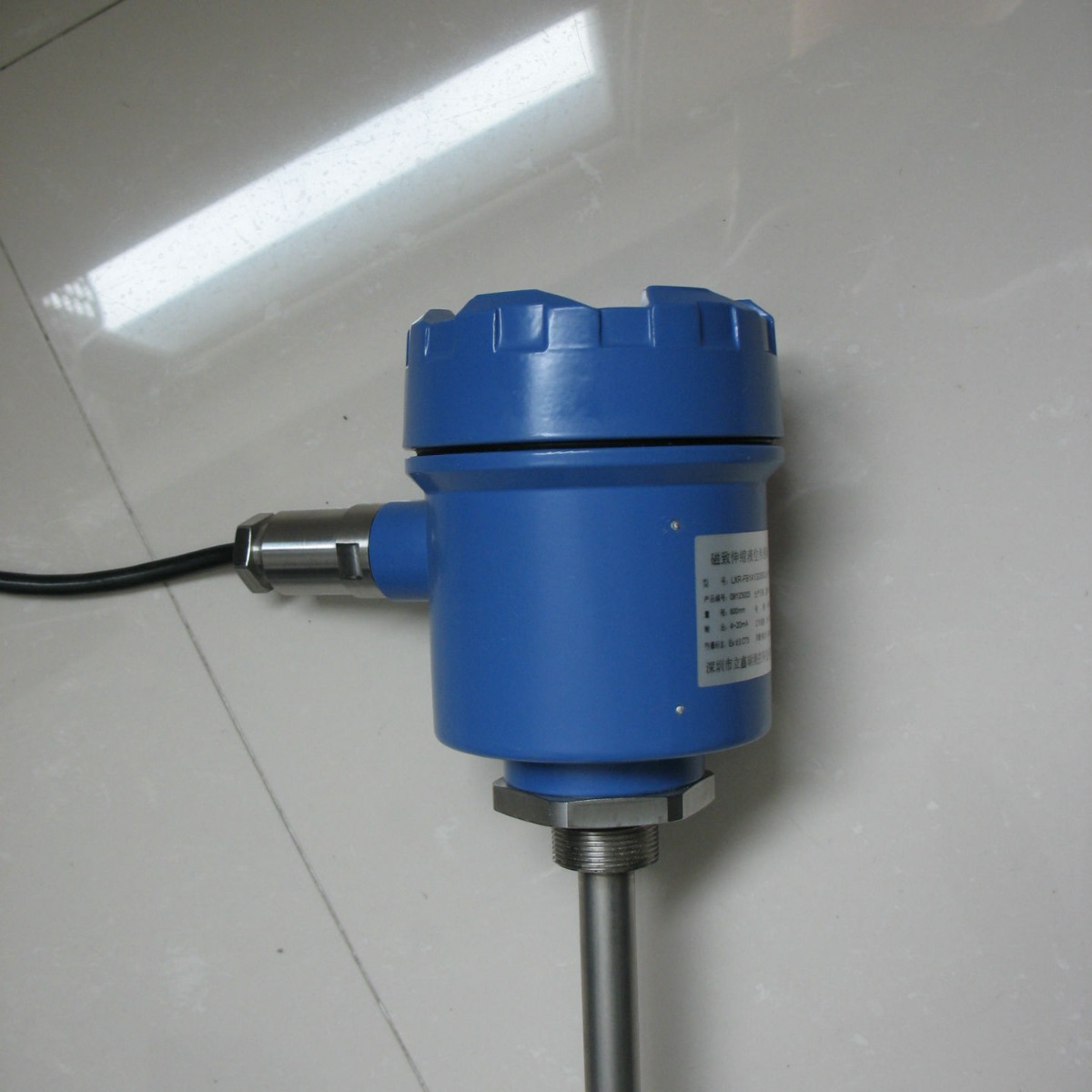 带液晶显示磁致伸缩液位传感器 LXR-FG1A4210-GB01000M1C05-AG0