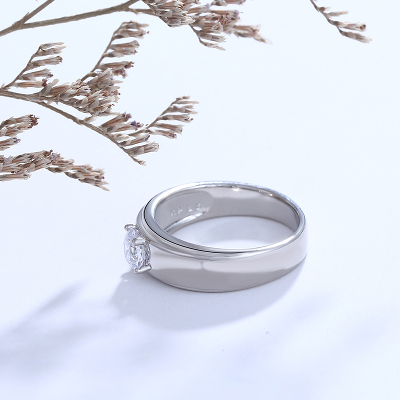 Anillo de bodas de oro blanco de la joyería de Xuking fuente fabricante anillo de piedras preciosas artificiales simple anillo de bodas de cuatro garras para las mujeres