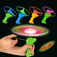 New combat flying saucer luminous pull string flying saucer induction flash flying flying saucer children's square night market stall toy