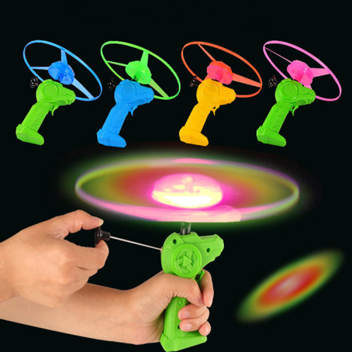 New combat flying saucer luminous pull string flying saucer induction flash flying flying saucer children's square night market stall toy