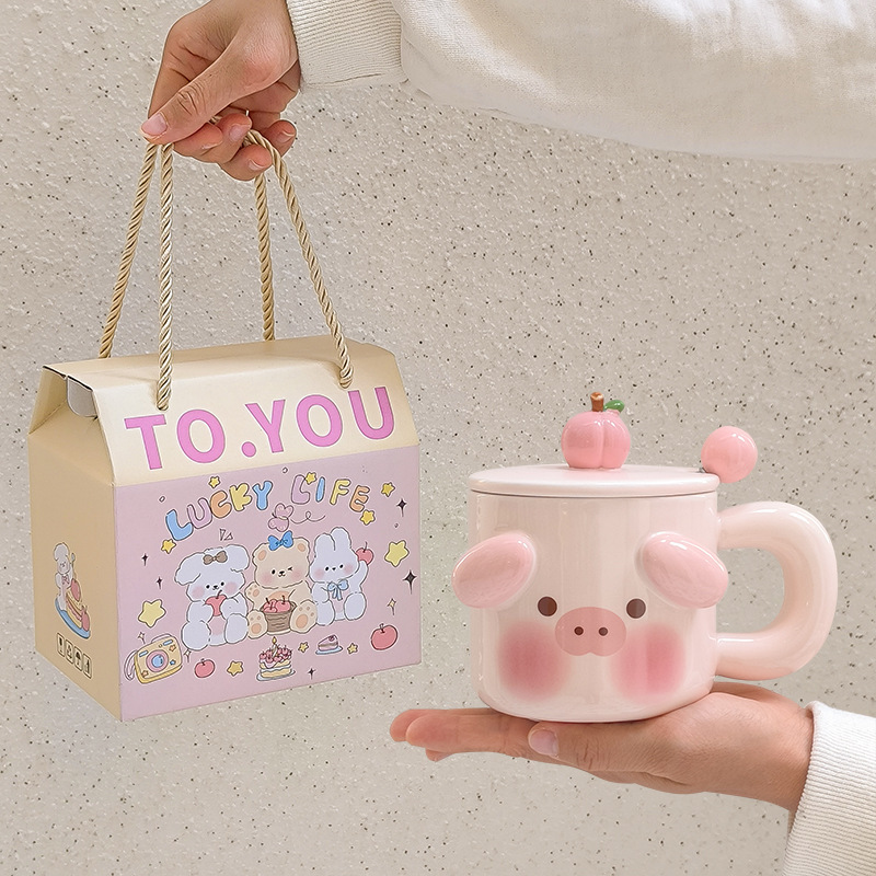 かわいいカップを飲む女性は高温に耐えます。|undefined