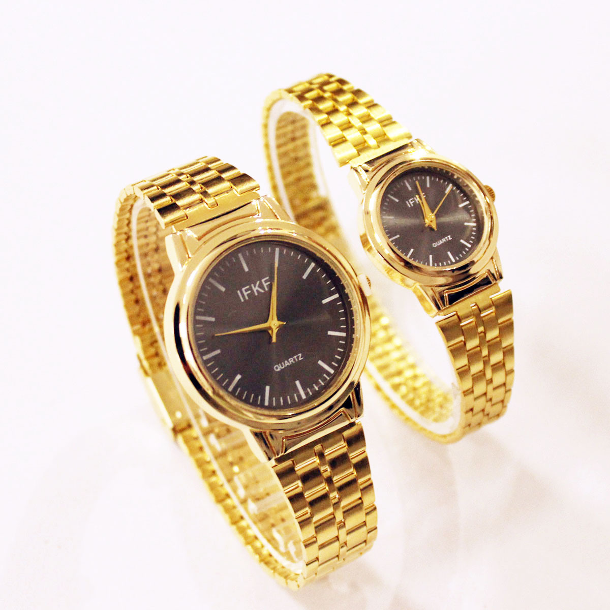 2 Pairs of Digital Fashion Round Quartz Watches for Couples with Steel Straps