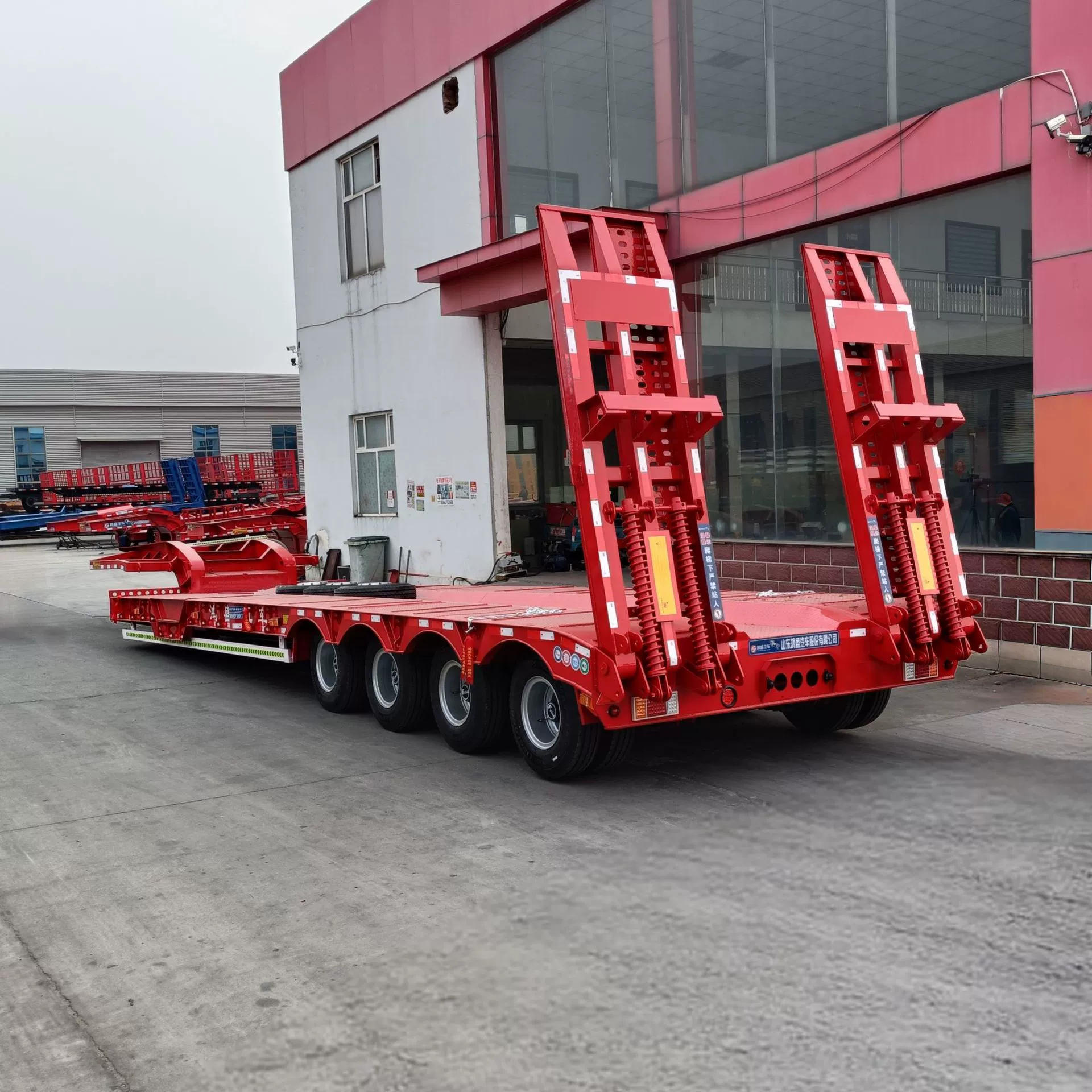 Полуприцеп-тяжеловес с 13.4m осями, низкорамный, с гидравлической складной лестницей, четырехлинейный, восьмимостовой