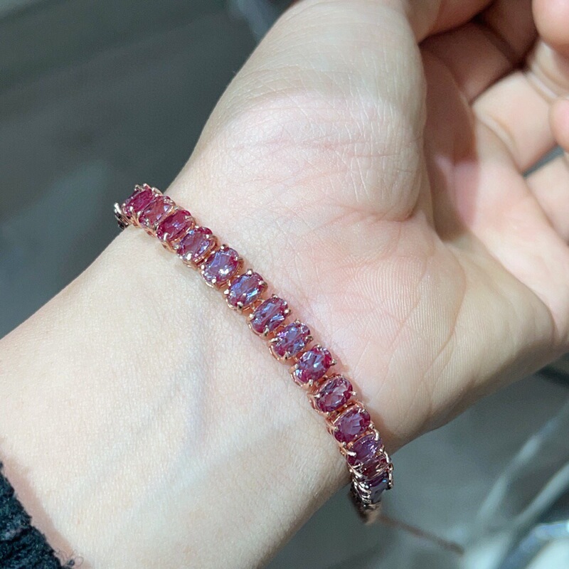 The Stunning Alexander Bracelet Features a Strong Red-Green Color-Changing Effect and Is Finely Crafted with S925 Silver