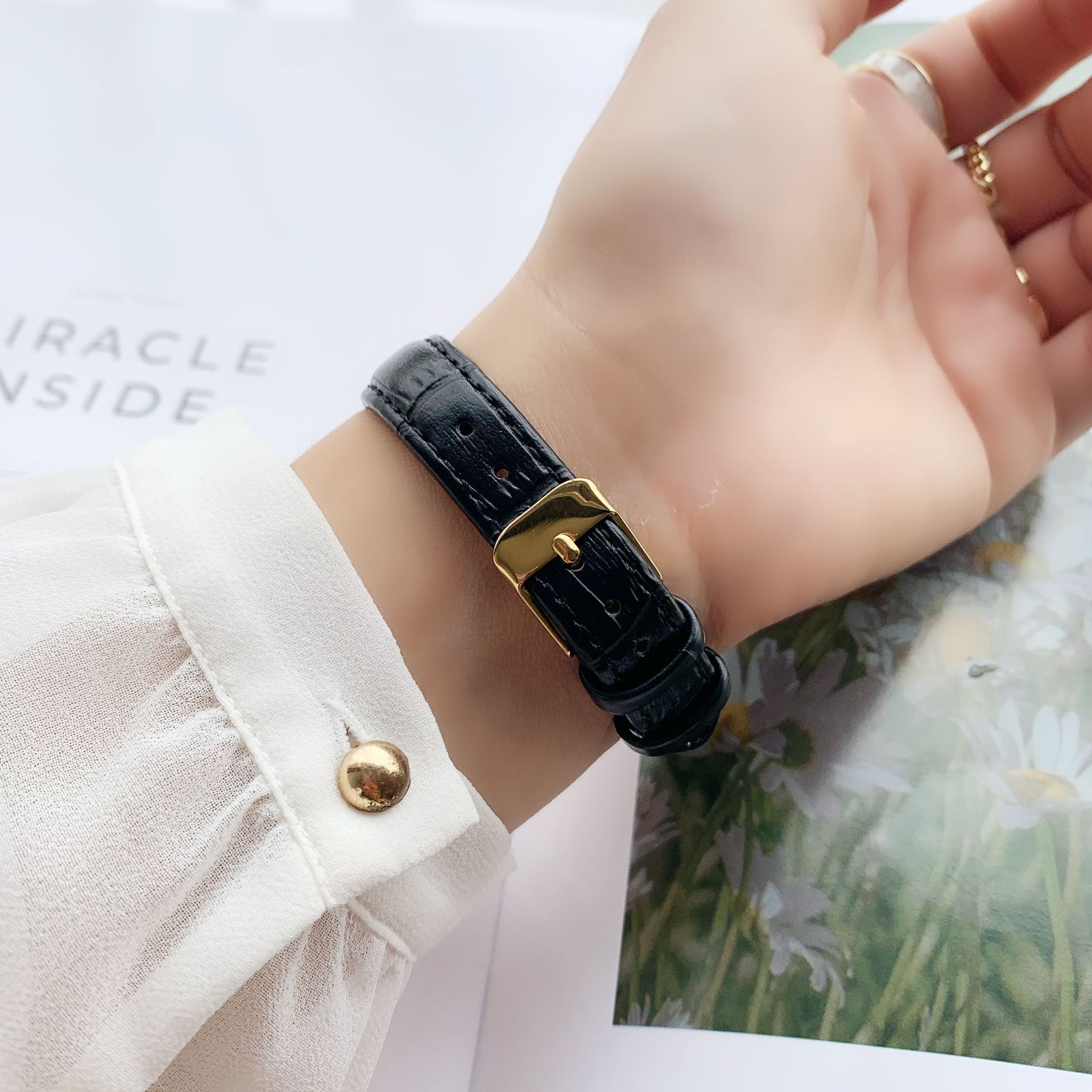 Nuovo piccolo orologio verde di lusso leggero Cintura casual alla moda Orologio da donna Quadrante quadrato Orologio da lavoro Regalo di fascia alta per impiegati e studenti_voghion.com