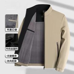 お父さんはコートを着ています。