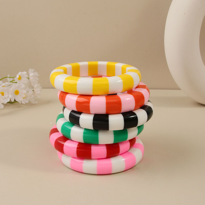 Cross-border hot-selling fashion simple geometric round ZARA-style dual-color striped resin bracelet, sweet and cool bracelet for women