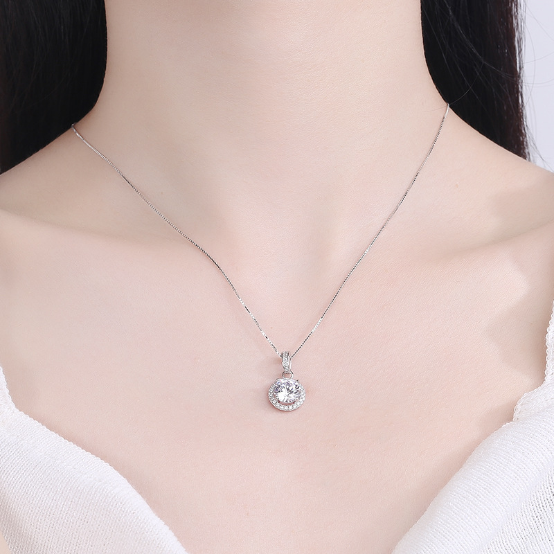 Tiktok luz de lujo zircon colgante fuente al por mayor de fábrica al por mayor de las mujeres elegantes micro incrustaciones bolsa redonda de imitación collar de diamantes