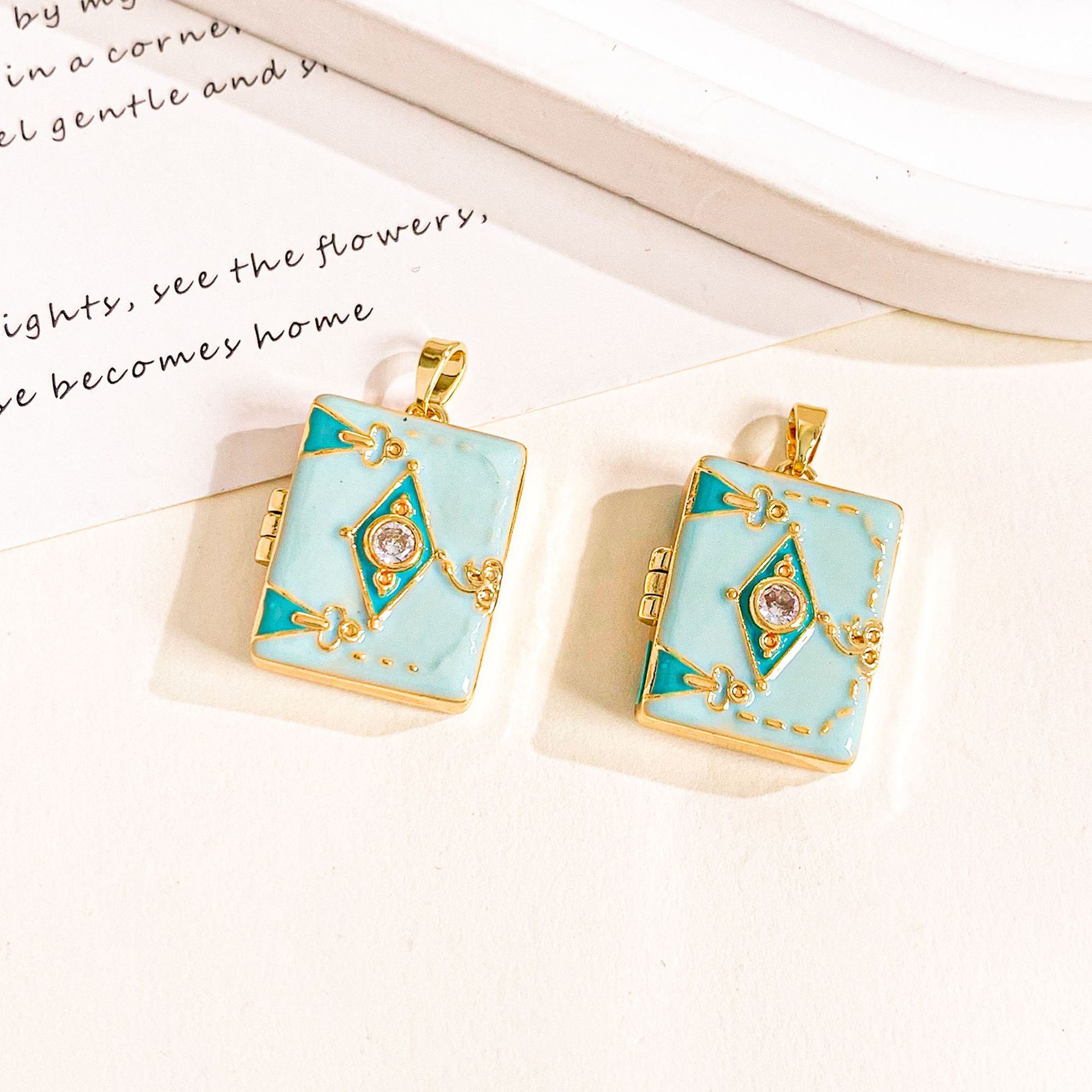 XL4682 diamond-shaped gold light blue photo clip pendant can be opened