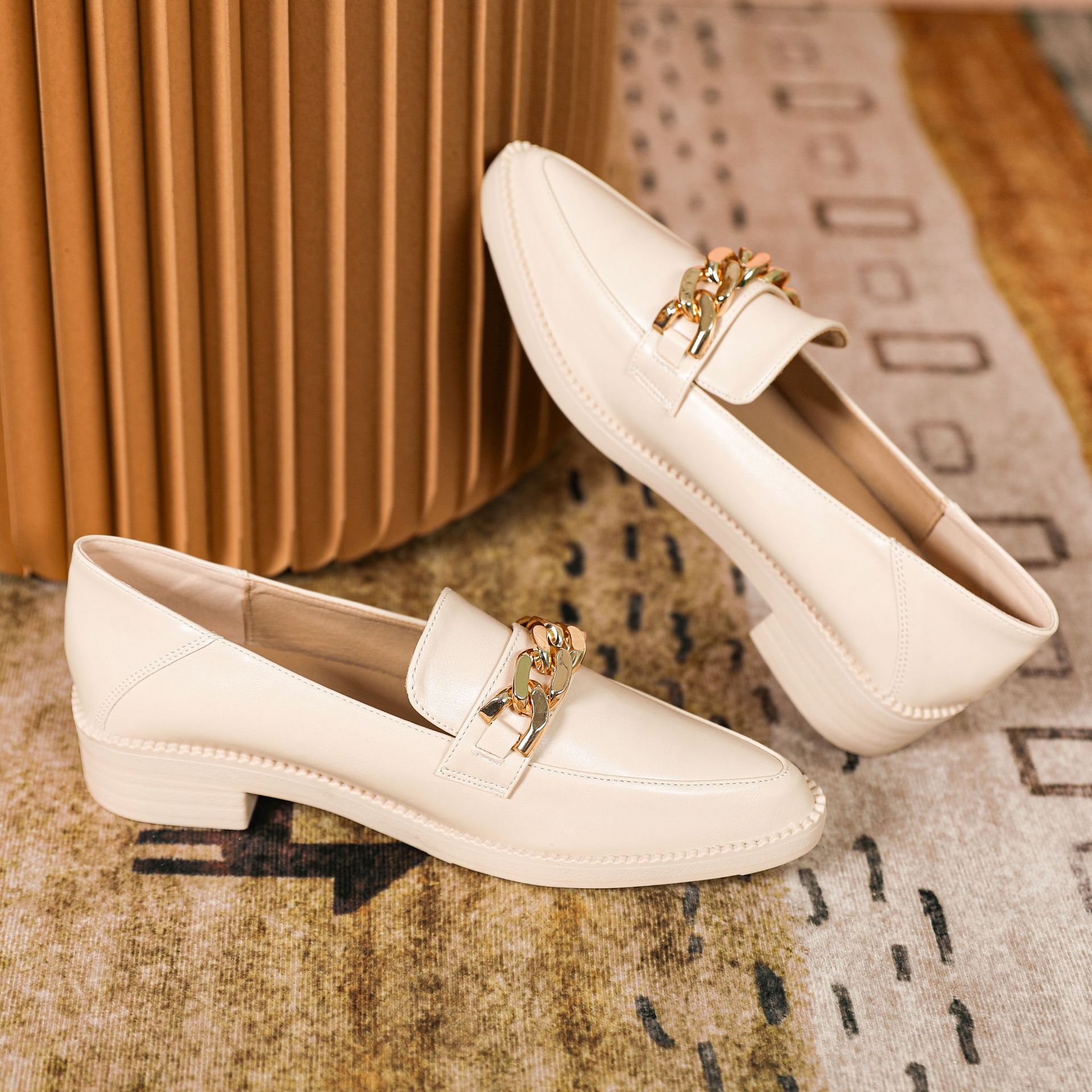 复古英伦风尖头乐福鞋女春新款粗跟单鞋小皮鞋软皮休闲女鞋