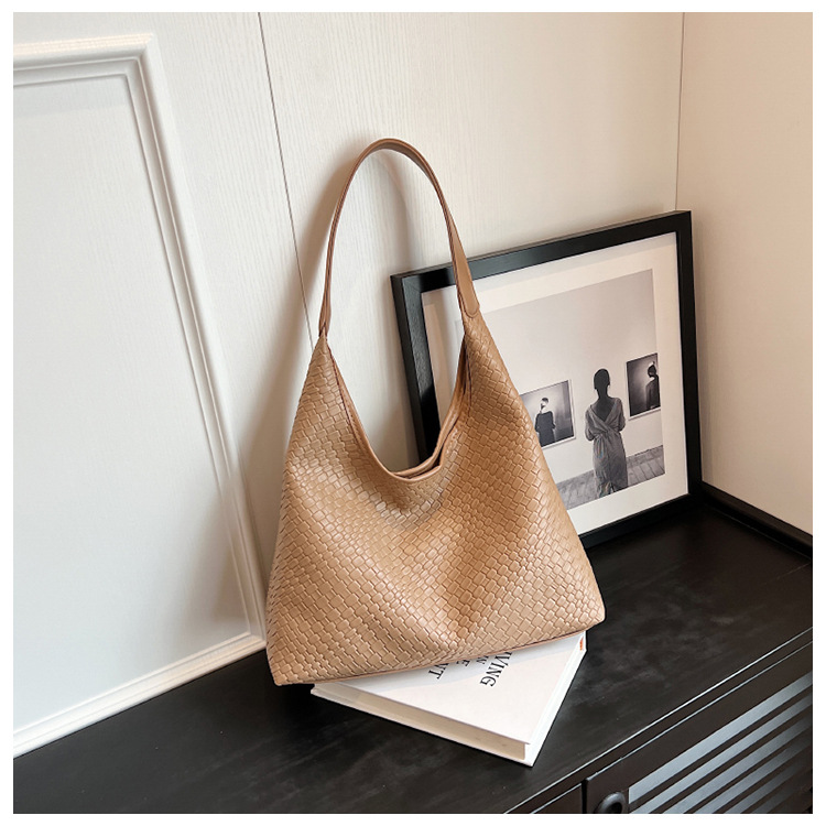 Guangzhou Fashion Weaving popular bolso especial de cercanías diseño de nicho simple bolso axila de gran capacidad bolso de hombro inclinado