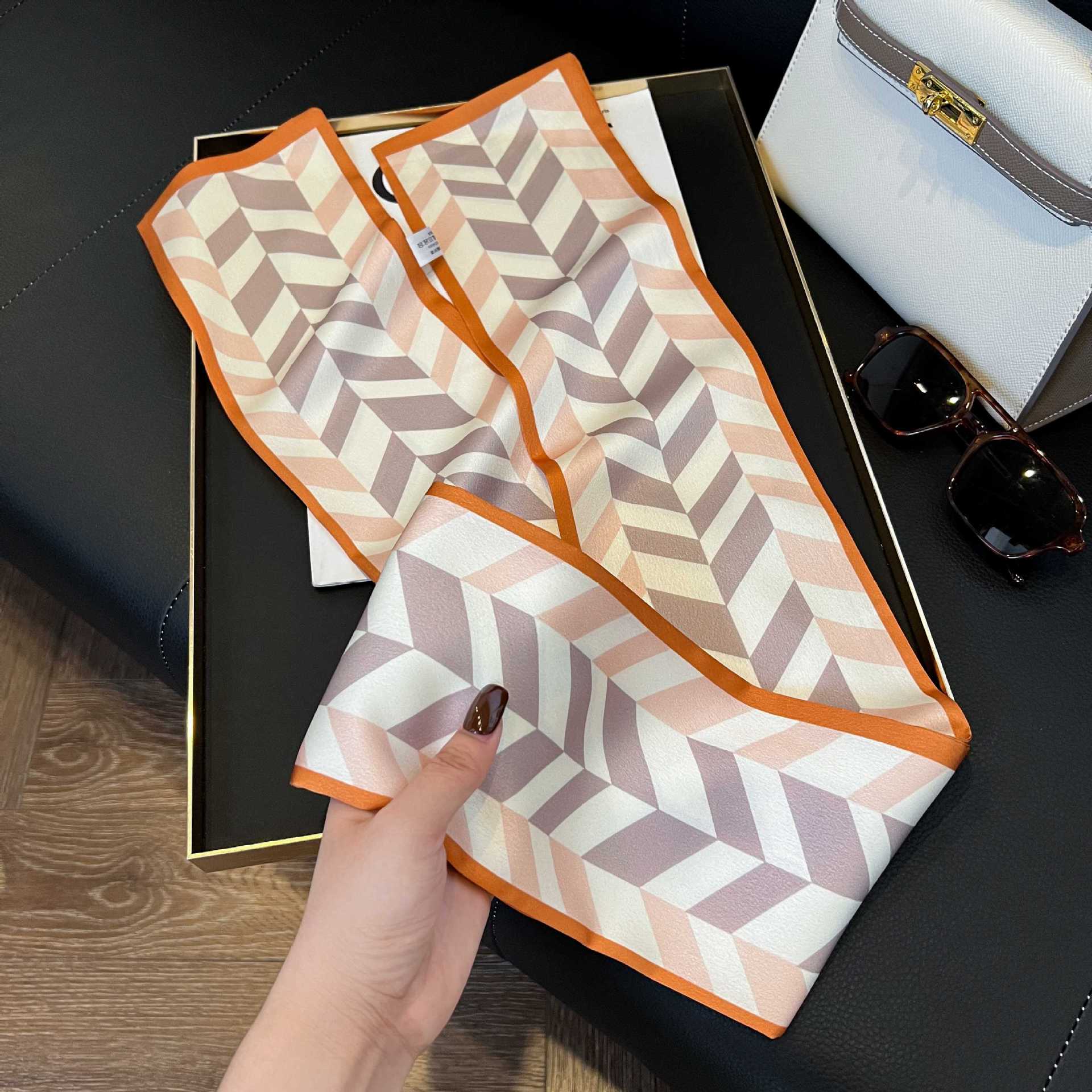 Nueva bufanda de seda pequeña banda larga estrecha para el cabello mujer estilo primavera y otoño moda madre bufanda estilo verano estilo fino serpentina bufanda al por mayor