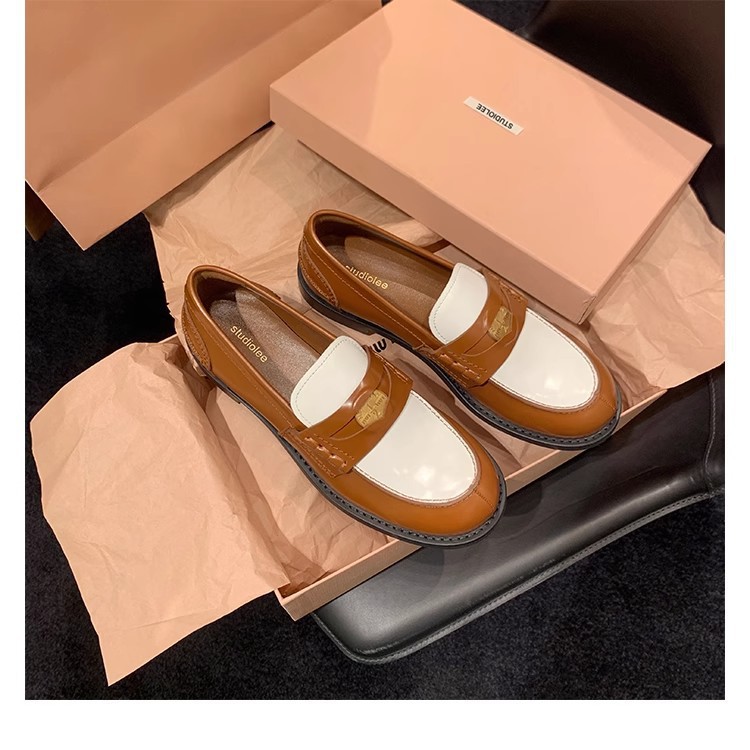 手で色を塗る金貨の楽福靴の女性の英倫の小さい革靴のデザイン感の小さい大衆の復古の太さと明るい皮の丸い靴