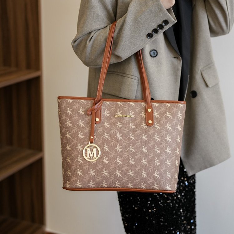 時尚通勤托特包包女2024新款潮小眾設計手提包質感百搭上班單肩包