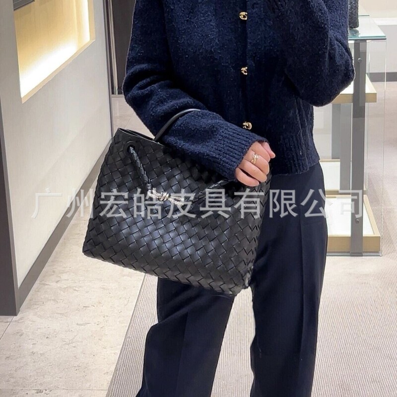 【Mix-And-Match King】Bv V Old Money Style Andiamo Sheepskin Hand-Woven Commuter Bag Work Handbag