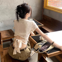 今年は超きれいなギャルの背中の透かし彫りのストラップの半袖のtシャツの女性の夏の大衆の修身はやせている短い上着を現します。