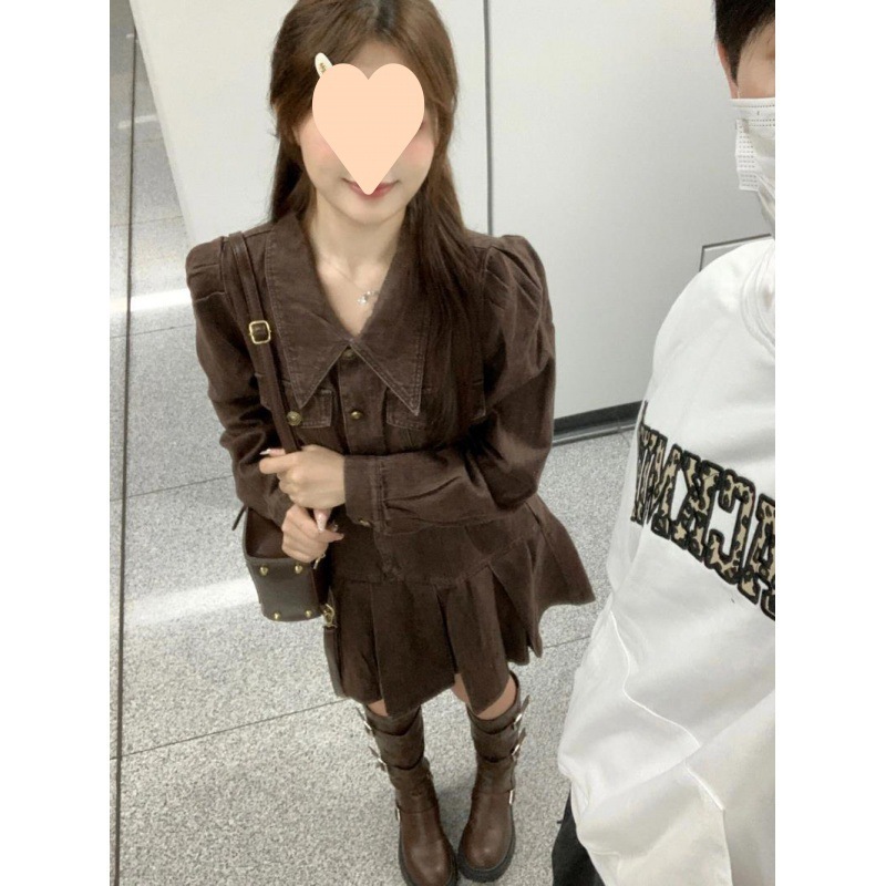 美ラードはレトロな長袖のデニムのワンピースを着ています。|undefined