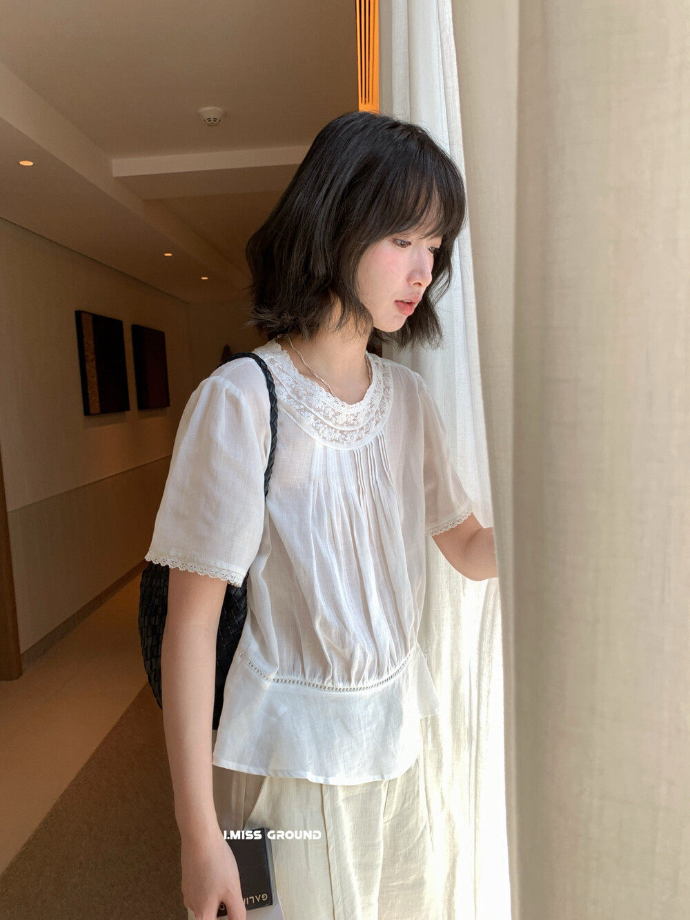 Áo sơ mi nữ tay ngắn phối ren cổ điển chất liệu tơ tằm linen — trắng ngà chi tiết 14