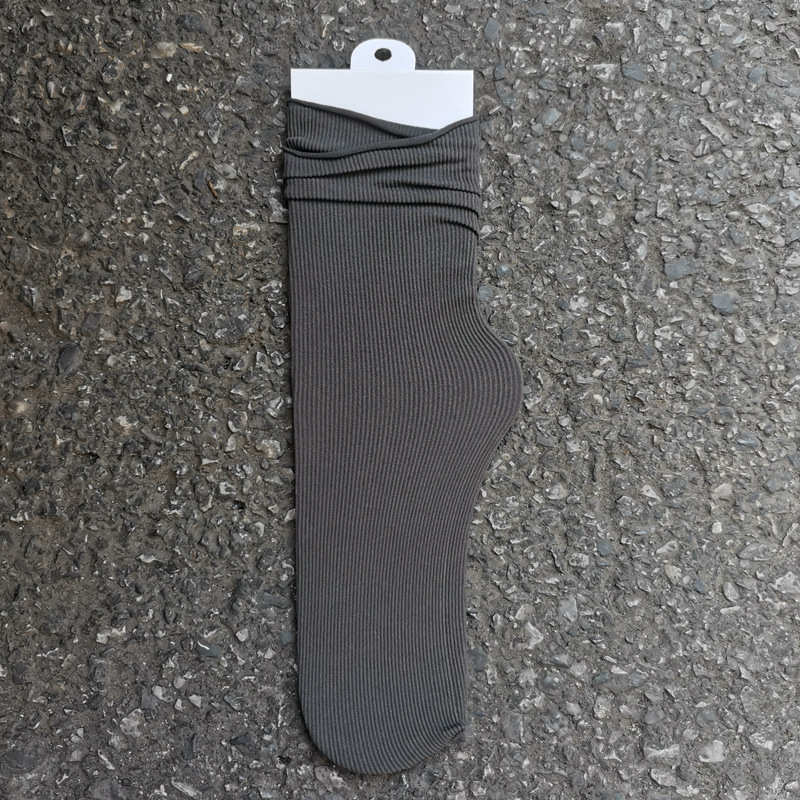 Primavera y verano calcetines de algodón peinados delgados calcetines de confinamiento sin hueso anti-pilling calcetines de moda casual transpirable de color sólido calcetines de pila al por mayor