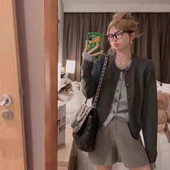 高級感のある灰色の偽の2つのニットのカーディガンのセーターの女性の秋の丸首は身を修めます。