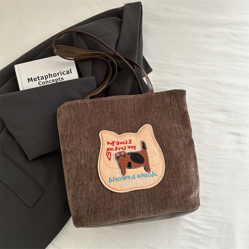 Bagos de gran capacidad para chicas encantadoras otoño / invierno 2024 nuevo estilo retro bolso de hombro de moda alta sensación bolso de brazo