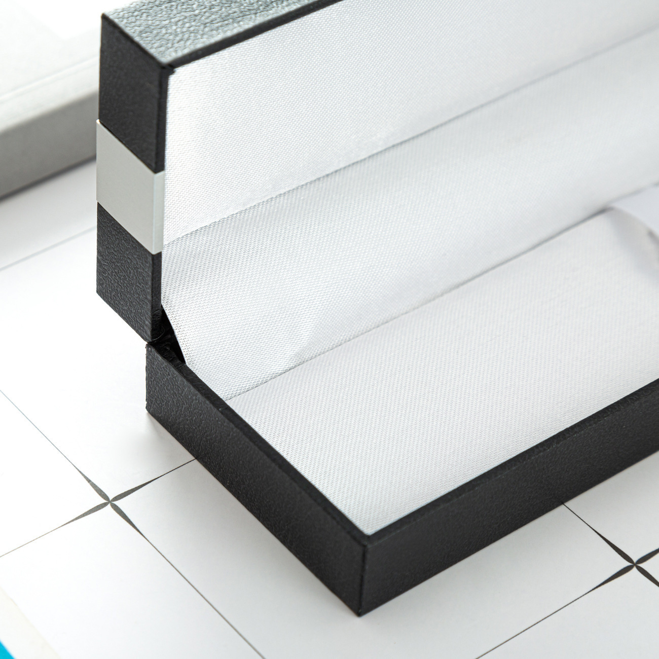 Fabricantes de suministro de aluminio flip-top comercial caja de regalo de bolígrafo de impresión LOGO caja de bolígrafo de cáscara dura al por mayor