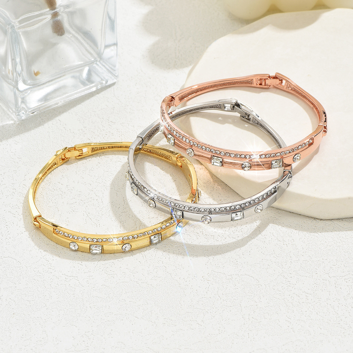 Nuevo brazalete de amor transfronterizo de mujer alta sensación de pequeña pulsera de diamante exquisita hueco cuadrado joyas de lujo ligeras al por mayor image 5