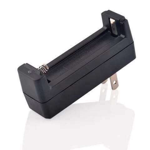 强光可充18650充电器 智能3.7V锂电池充电器 激光手电充电器