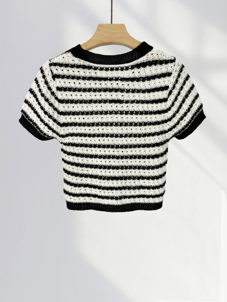 Quality knitted short sweater