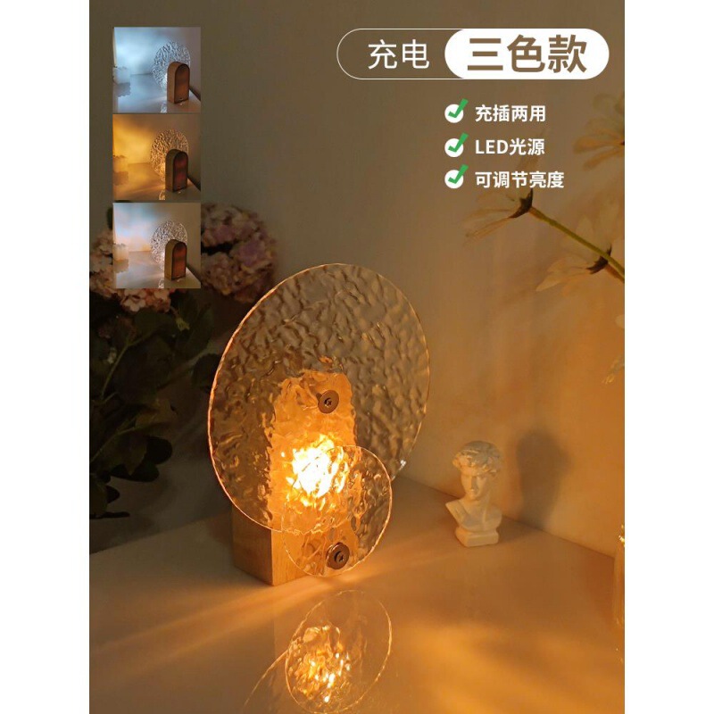 水の波の光の影の明かりは日が落ちて雰囲気があります。|undefined