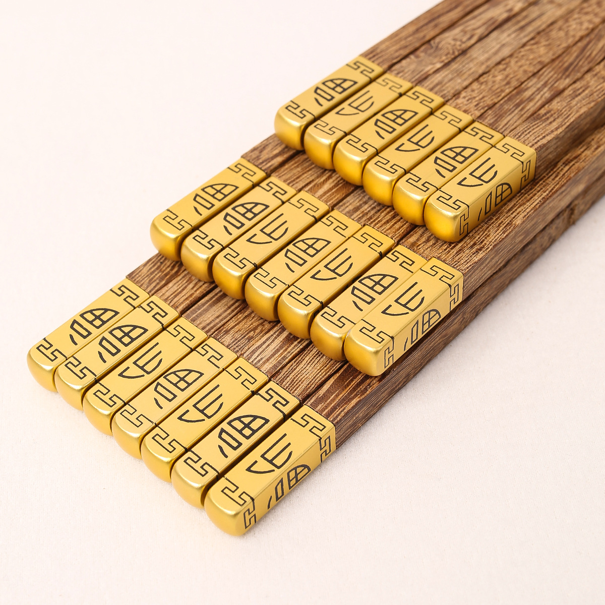 Palillos de madera con forma de alita de pollo para uso doméstico, palillos de madera maciza con parte superior redonda antideslizante, palillos de madera con parte superior de metal para uso comercial, palillos de regalo de madera sin pintura y sin cera.