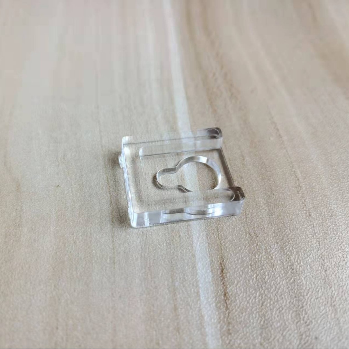 哈泰工厂生产有批量库存亚克力透明挂扣相框挂件墙壁挂扣配件