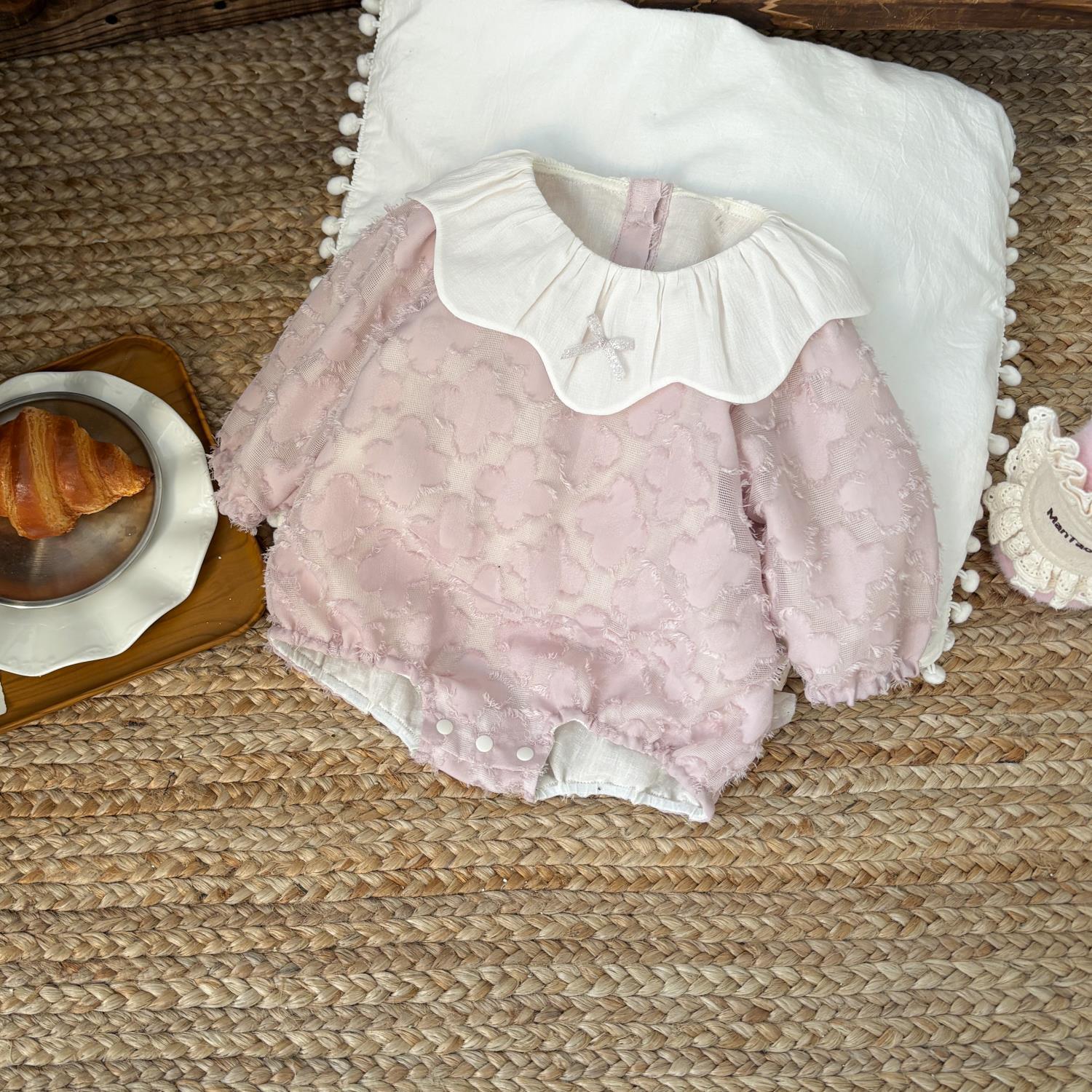 2025 bebé bebé primavera ropa para niños dulce rosa manga larga culo super lindo encaje solapa triángulo mameluco