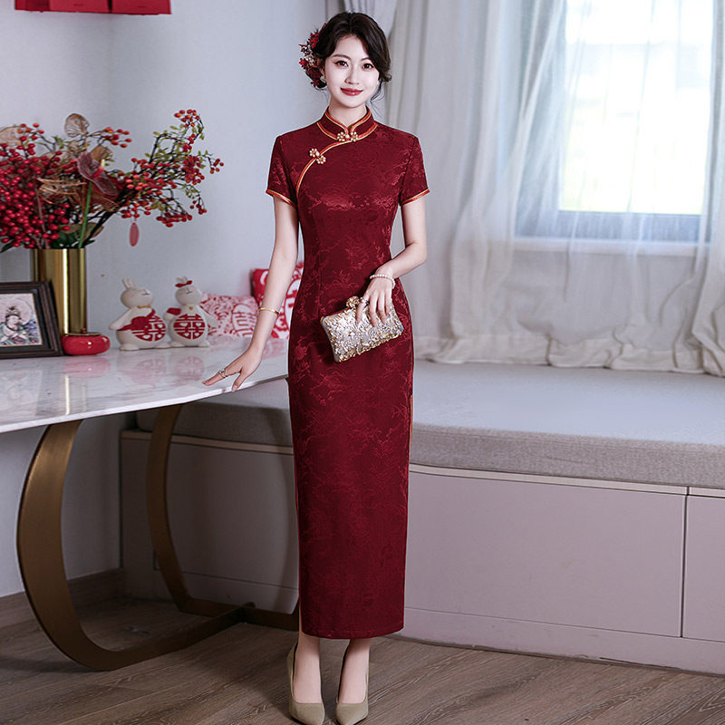 Red Traditional Chinese Style Long Modified Cheongsam 2026 New Model for Women, High-End Feel, Suitable for Mother-In-Law and Mother of the Bride, Banquet Attire Red Traditional Chinese Style Long Modified Cheongsam 2026 New Model for Women, High-End Feel, Suitable for Mother-In-Law and Mother of the Bride, Banquet Attire