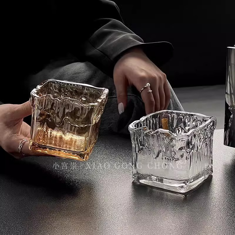 GLASS INS 인터넷 연예인 빛 럭셔리 틈새 창조적 인 홈 거실 장식품 연기 모래 고급 감각 얼음 블록 재떨이를 제공합니다.
