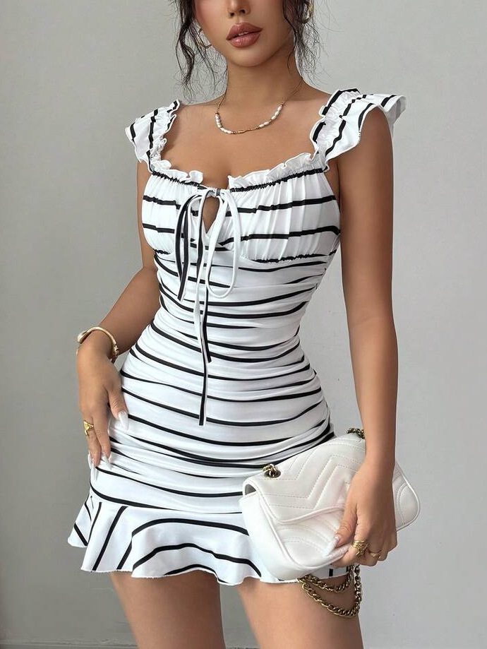 Vestido de mangas voladoras estriadas de verano para mujeres, cinturón de cintura, falda de cadera, ropa de mujer europea y americana.