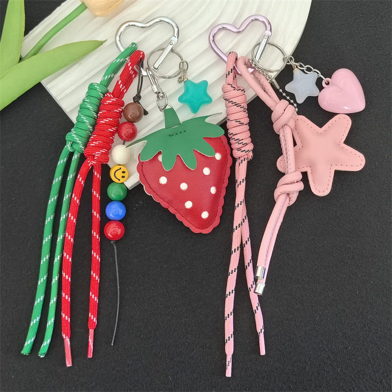 Llavero de cuero estilo MIU con colgante de estrella de fresa, accesorio de alta gama para llaves de coche.