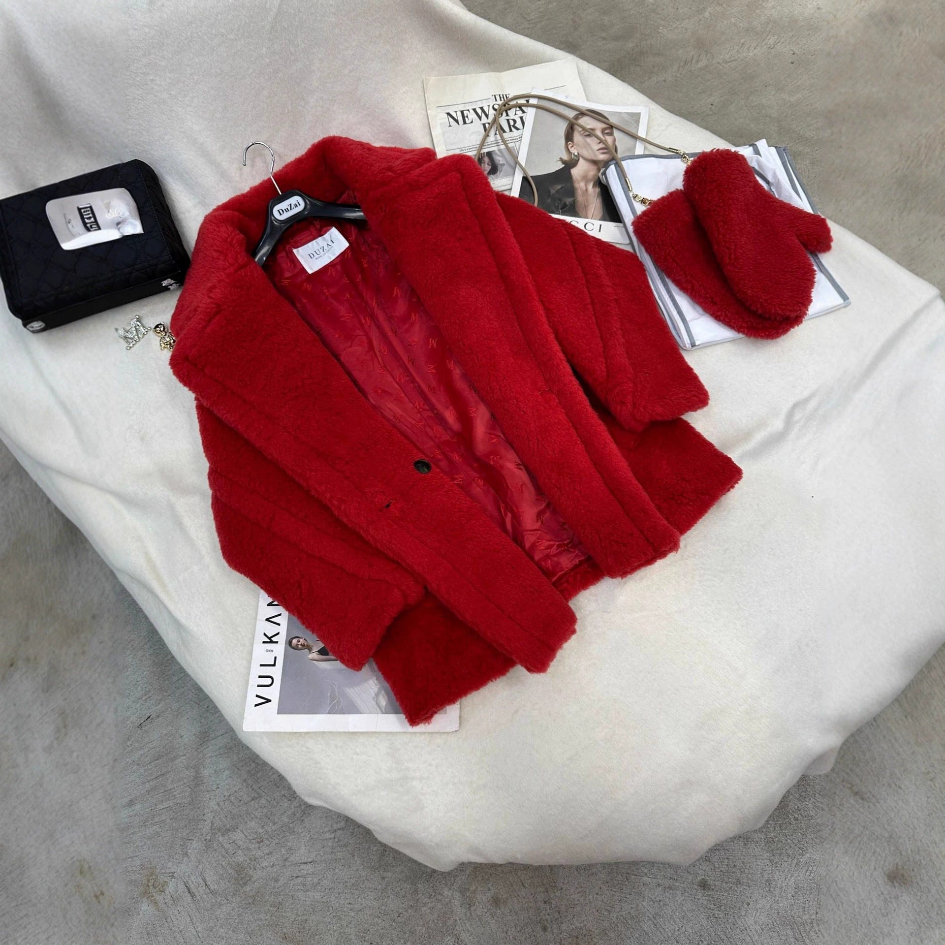 Пальто-тедди с отложным воротником для женщин, новая модель зима 2025, теплое, свободное, стройнящее, шерстяное, модное.