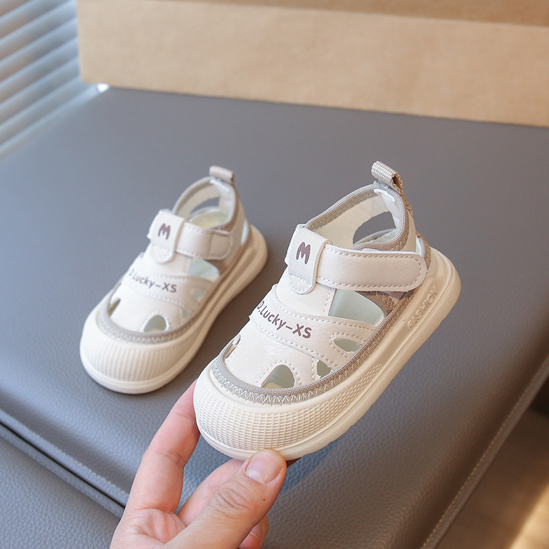 2025 verano nuevo estilo bebé media sandalias mujer bebé sandalias Baotou anti-patada hombre bebé verano zapatos en nombre del cabello