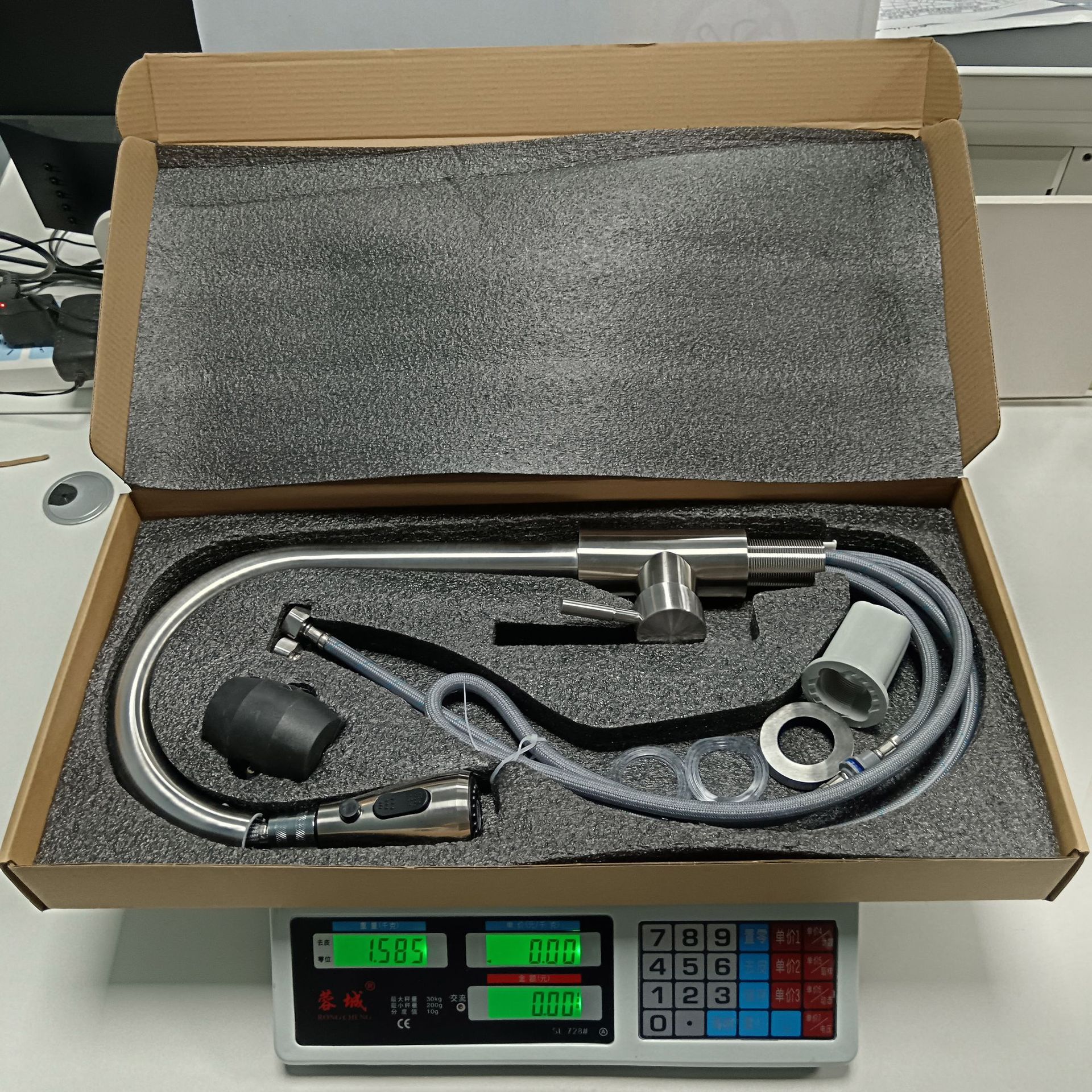 Tire grifo cocina caliente y frío fregadero de acero inoxidable fregadero doble salida de agua retráctil grifo giratorio al por mayor