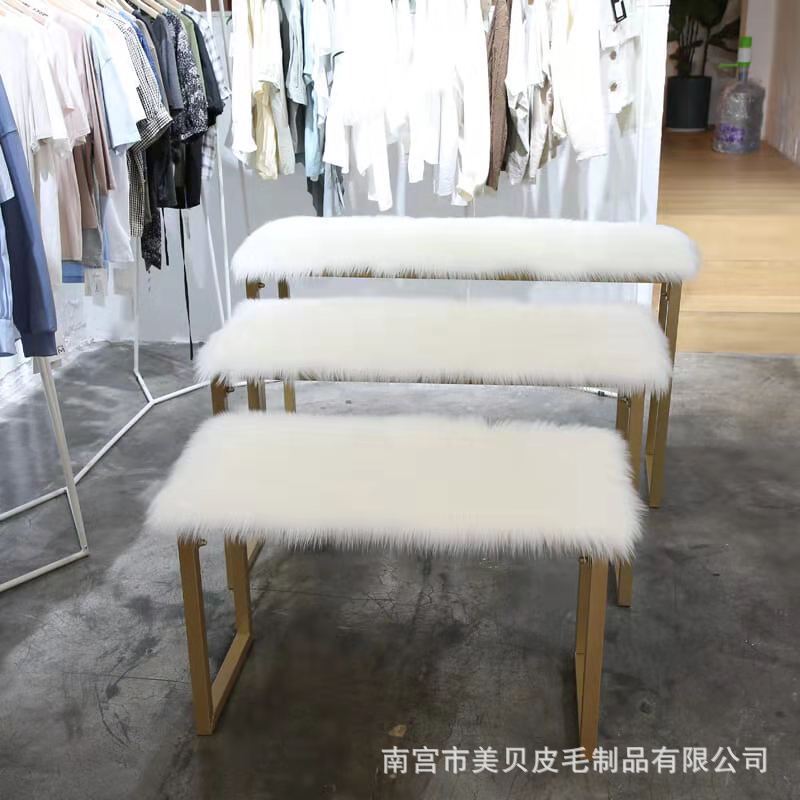 長いぬいぐるみのショーウインドーの展示台のじゅうたんの服装の店の流水台のマットの棚の台のマットの靴の店の装飾|undefined