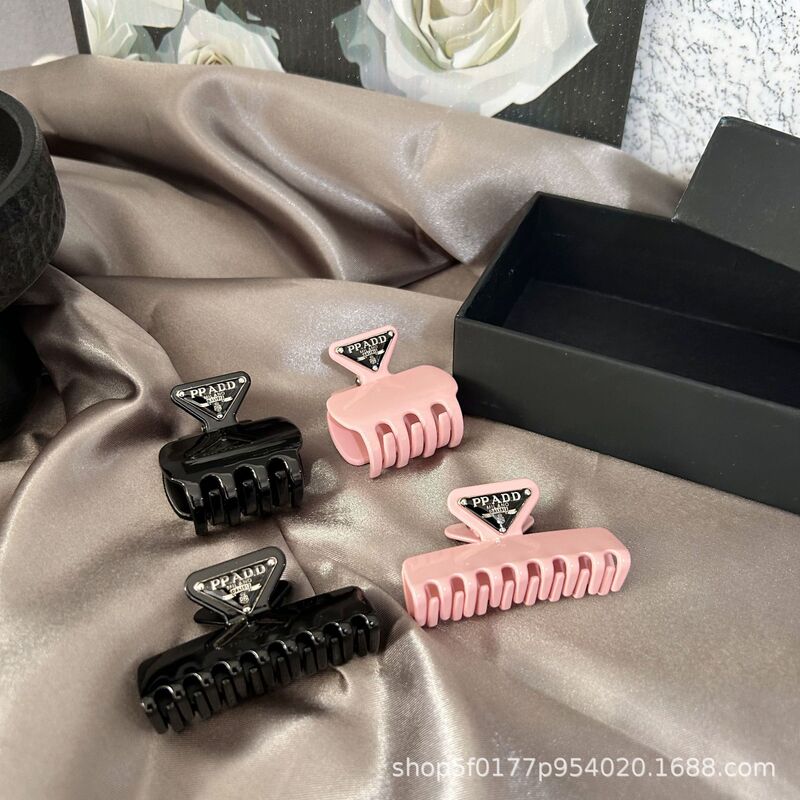 New spray paint alloy grab clip triangle logo letter large hair grab heavy industry high sense shark clip temperament girl card