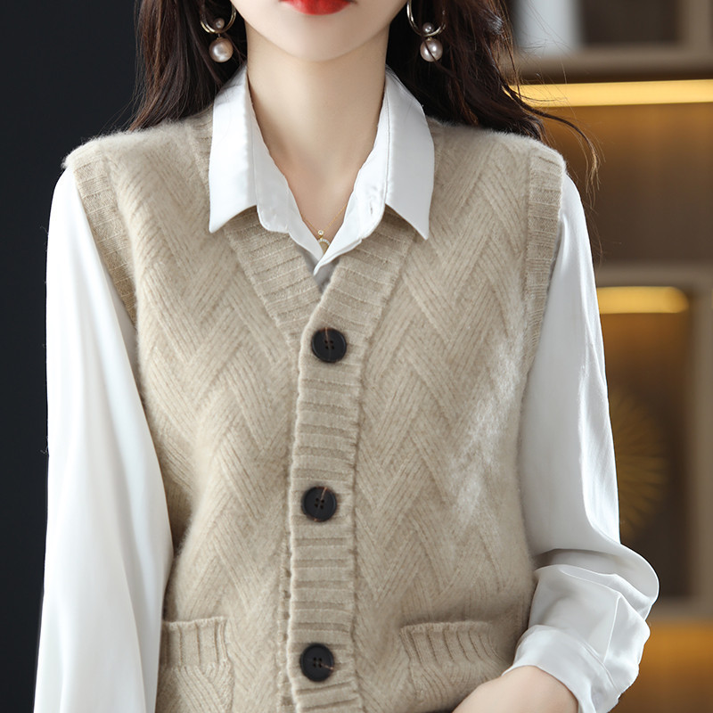 Knitted Vest Vest Women's 2024 Spring and Autumn New Waistcoat Sweater Stacked Top Matching Shirt Outer Wearing Vest